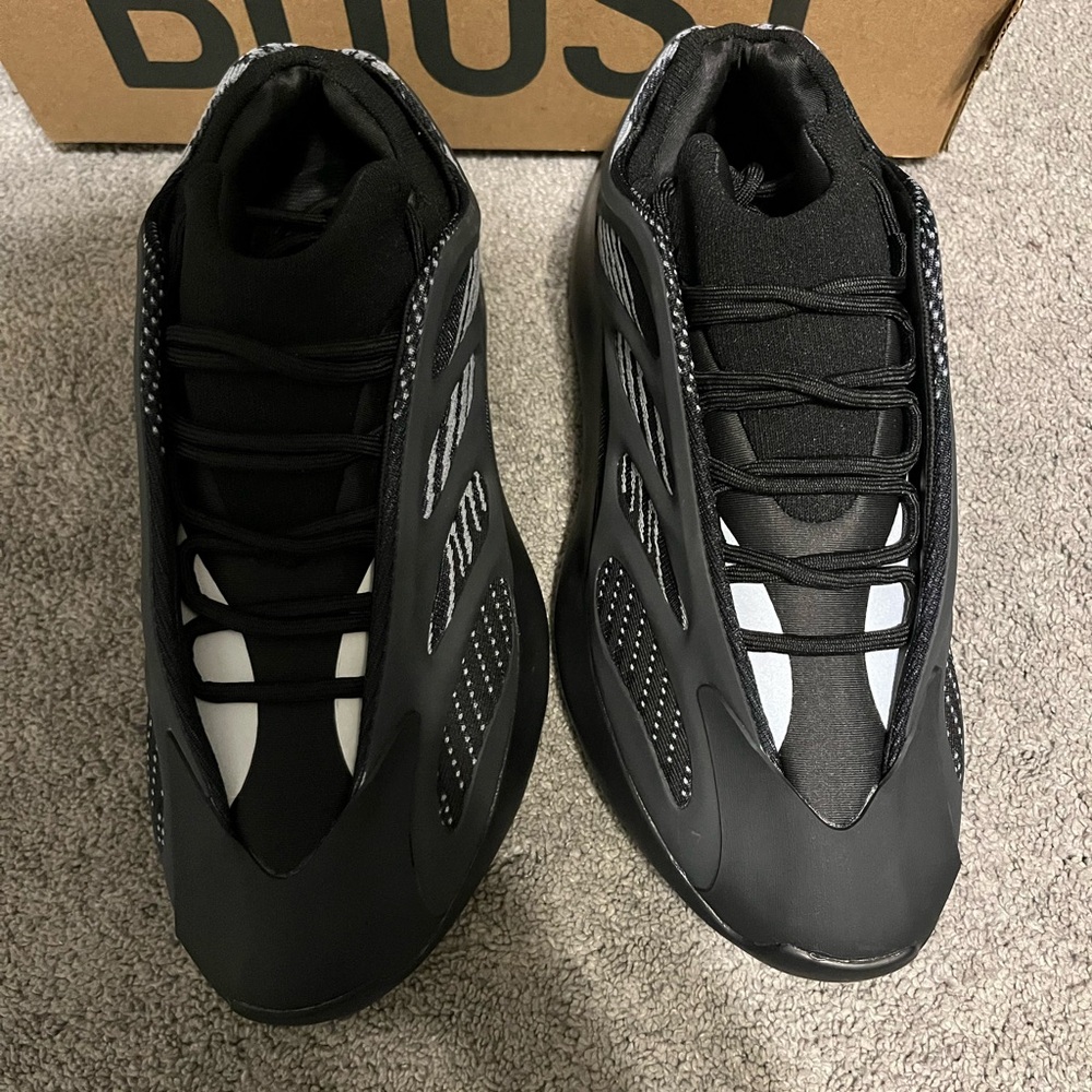 Yeezy 700 v3